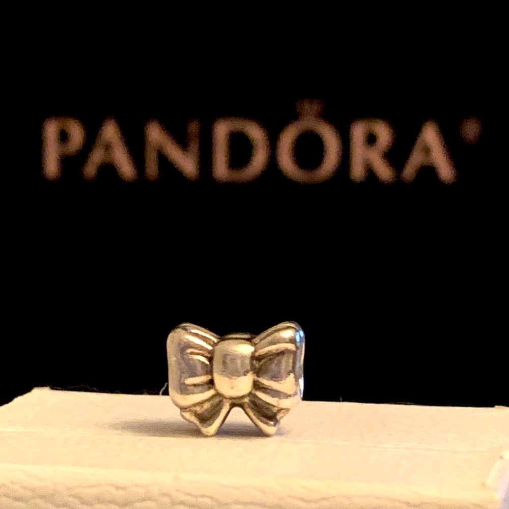 PANDORA 🎀 The Perfect Gift Bow 🎀 adorable charm!